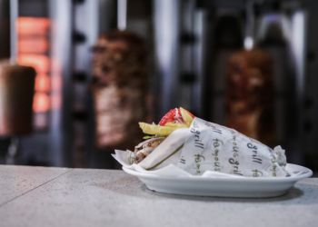 Το σουβλάκι είδος πολυτελείας; Νέες ανατιμήσεις στο αγαπημένο Street Food του Έλληνα