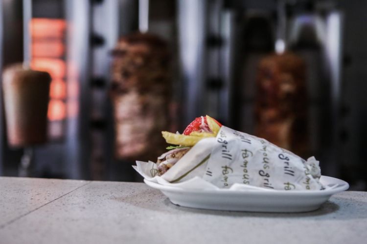 Το σουβλάκι είδος πολυτελείας; Νέες ανατιμήσεις στο αγαπημένο Street Food του Έλληνα