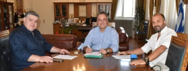 Υπογραφή σύμβασης για τη συντήρηση των αποδυτηρίων του Δημοτικού Γηπέδου Μαυροδενδρίου Υπογραφή σύμβασης για τη συντήρηση των αποδυτηρίων του Δημοτικού Γηπέδου Μαυροδενδρίου