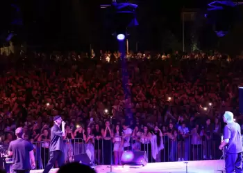 Ο Apon ξεσήκωσε το πλήθος στην πλατεία Νίκης στην Κοζάνη