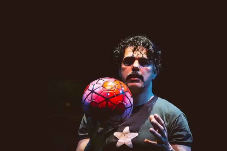 “football – Το παιχνίδι της ανθρωπότητας” του Θανάση Τριαρίδη Έρχεται στην Πτολεμαϊδα