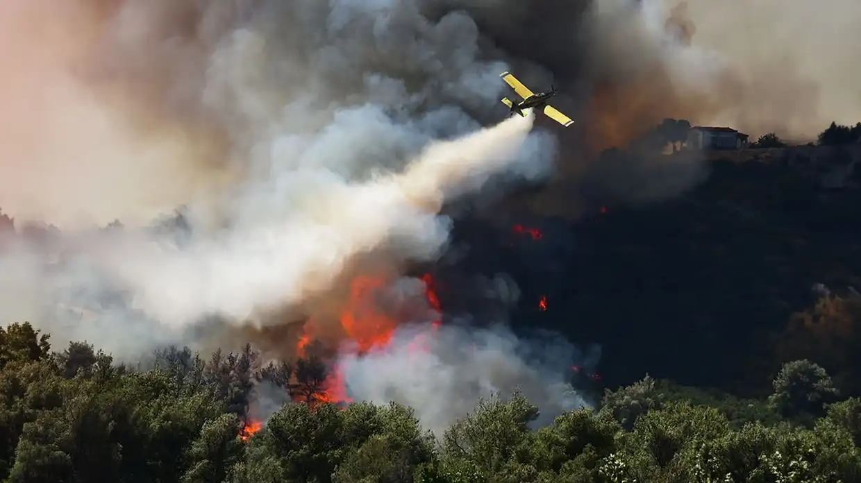 Reuters: Ο «σιωπηλός ένοχος» πίσω από τις καταστροφικές πυρκαγιές στην Ελλάδα