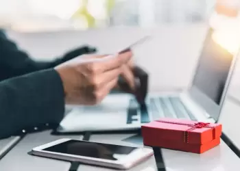 Έρευνα: Οι Έλληνες «κολλημένοι» Online 131 λεπτά την ημέρα