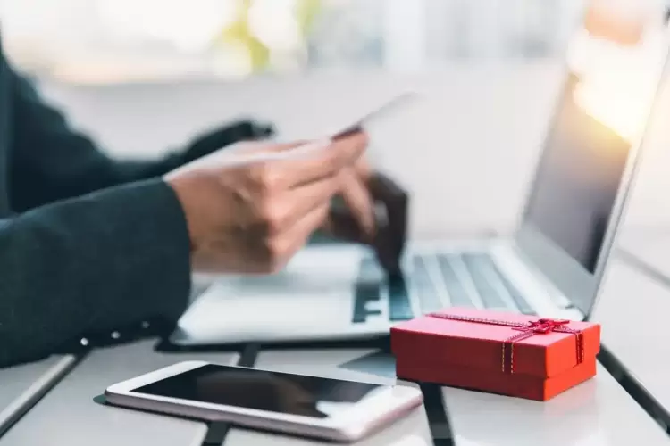 Έρευνα: Οι Έλληνες «κολλημένοι» online 131 λεπτά την ημέρα Έρευνα: Οι Έλληνες «κολλημένοι» Online 131 λεπτά την ημέρα