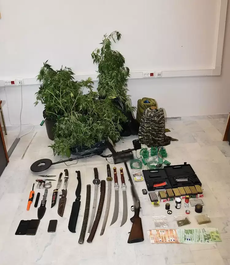 Γρεβενά: Σύλληψη 2 στόμων για καλλιέργεια κάνναβης & όπλα Γρεβενά: Σύλληψη 2 στόμων για καλλιέργεια κάνναβης & όπλα