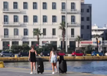 «Καμπανάκι» για τον ελληνικό τουρισμό – Οι ταξιδιώτες μένουν λιγότερο, και δεν ξοδεύουν