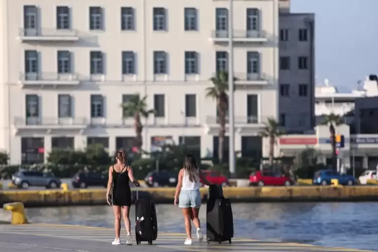 «Καμπανάκι» για τον ελληνικό τουρισμό – Οι ταξιδιώτες μένουν λιγότερο, και δεν ξοδεύουν