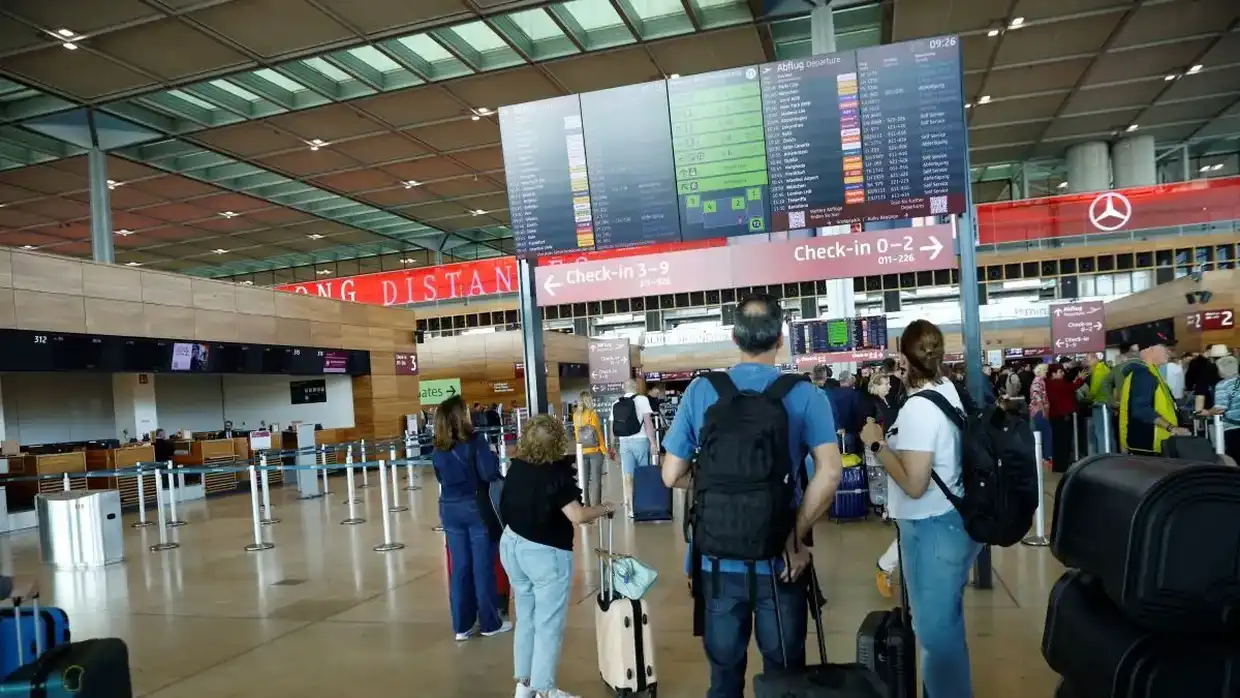 Κυβερνοεπίθεση σε μεγάλα ευρωπαϊκά αεροδρόμια – Καθυστερήσεις και ακυρώσεις πτήσεων