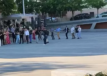 Νύφη έσυρε το χορό στην κεντρική πλατεία Κοζάνης (vid) Νύφη έσυρε το χορό στην κεντρική πλατεία Κοζάνης (vid)