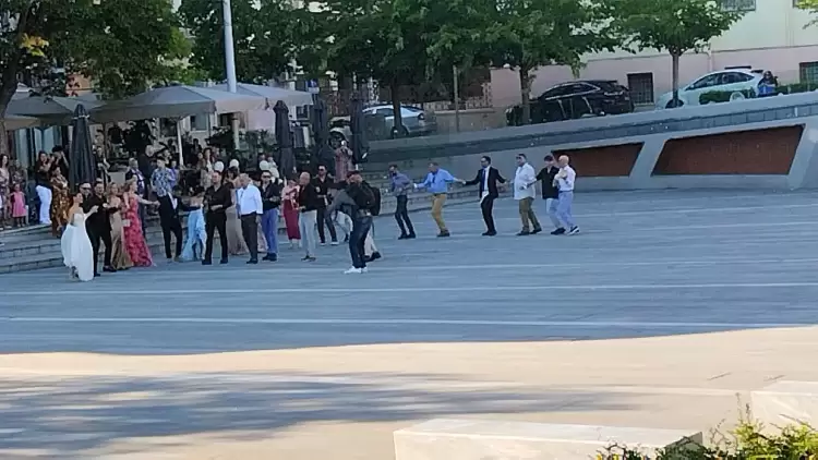 Νύφη έσυρε το χορό στην κεντρική πλατεία Κοζάνης (vid)