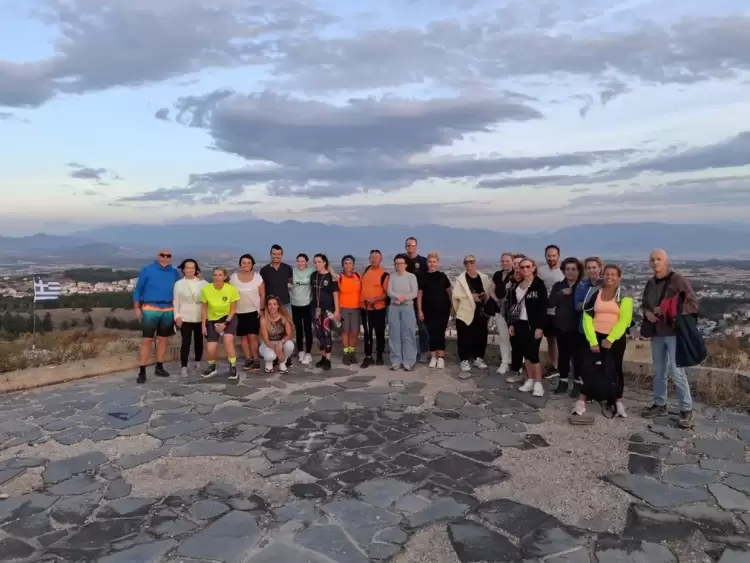 Πεζοπορία και πολυφωνικά τραγούδια... Πεζοπορία και πολυφωνικά τραγούδια…