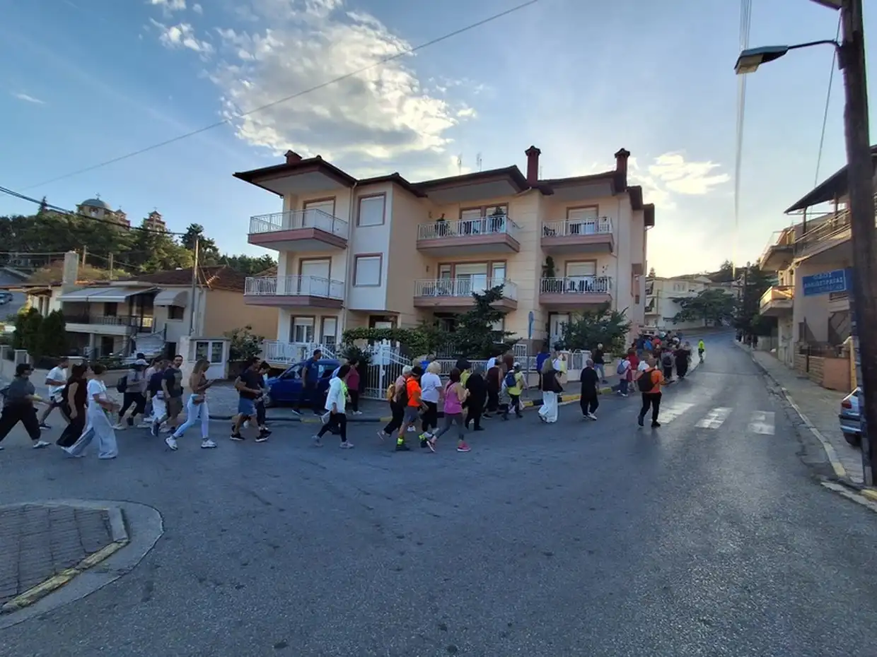 Πεζοπορία και πολυφωνικά τραγούδια... Πεζοπορία και πολυφωνικά τραγούδια…