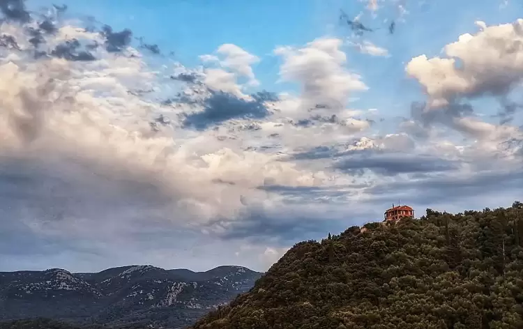 Πώς θα είναι ο καιρός σε Κοζάνη και Δυτική Μακεδονία σήμερα Δευτέρα, 08 Σεπτεμβρίου 2025: Αραιές νεφώσεις με τοπικές μπόρες