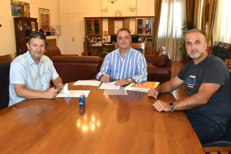 Συνθετικός τάπητα (ταρτάν) στο Δημοτικό Γήπεδο Αιανής