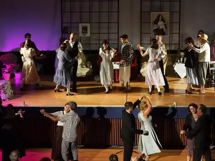 Η αυλαία έπεσε – η τέχνη μένει ζωντανή Η αυλαία έπεσε – η τέχνη μένει ζωντανή.