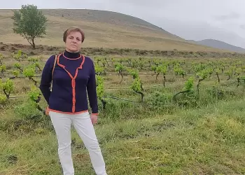 Δύναμη, μόχθος και αξιοπρέπεια — ή αλλιώς, η γυναίκα αγρότισσα.