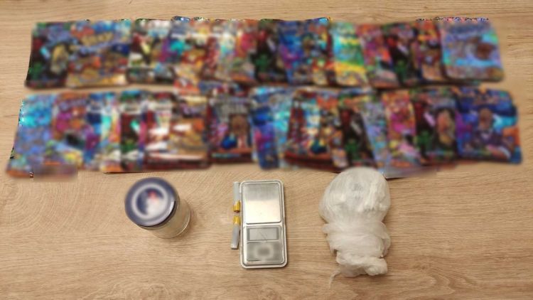 Εντοπίστηκε σε δασική περιοχή της Καστοριάς, καβάτζα, χρησιμοποιούνταν  ως μέρος αποθήκευσης ναρκωτικών