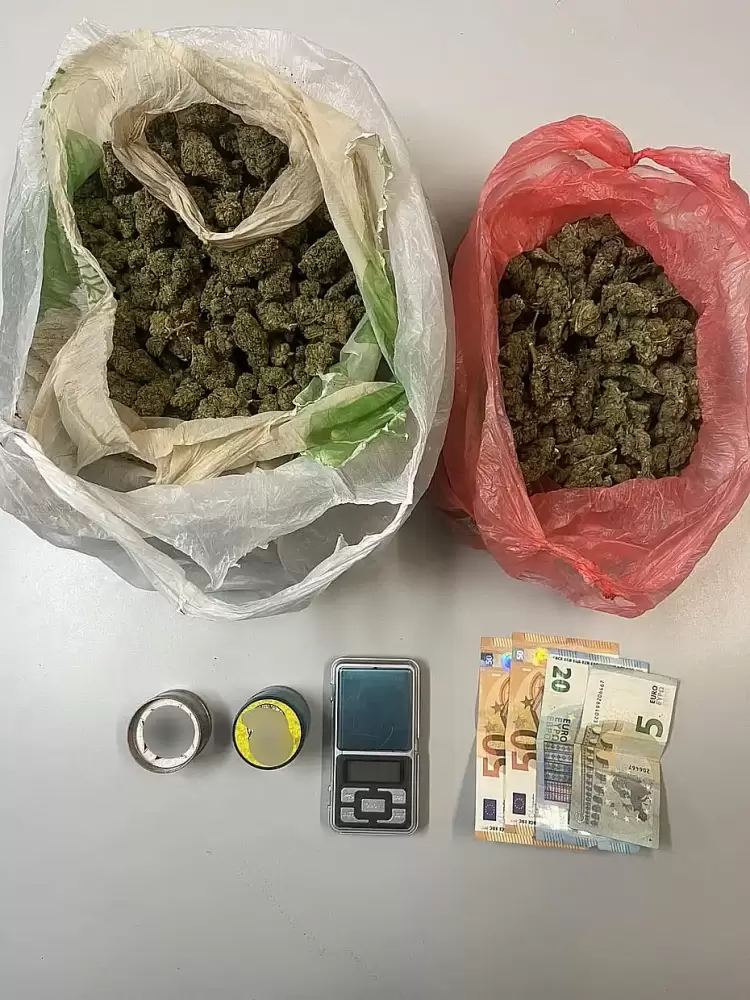 Φλώρινα: Τρεις νέοι, ένας ανήλικος και ο γονέας του προσάγονται για ναρκωτικά Φλώρινα: Τρεις νέοι, ένας ανήλικος και ο γονέας του προσάγονται για ναρκωτικά