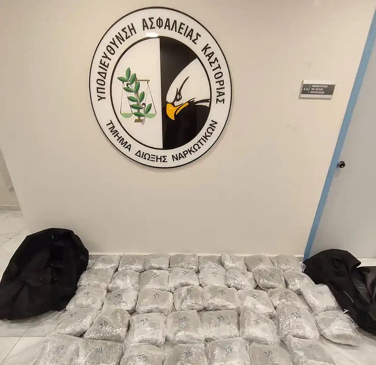 Καταδίωξη από Καστοριά σε Κοζάνη: 4 συλληφθέντες με 43 κιλά κάνναβης (εικόνες) Καταδίωξη από Καστοριά σε Κοζάνη: 4 συλληφθέντες με 43 κιλά κάνναβης