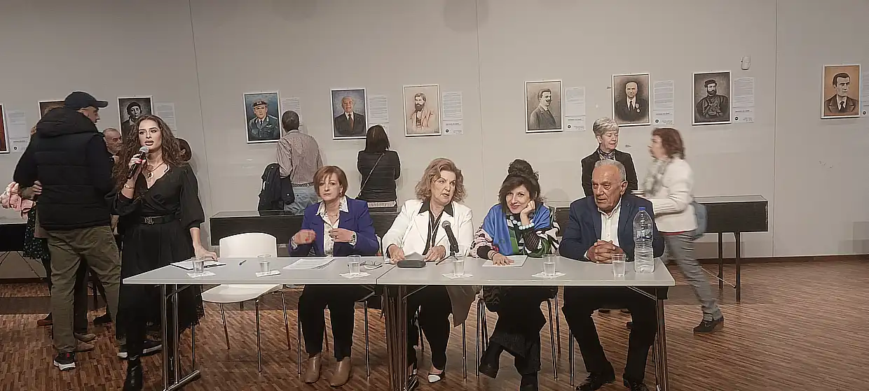 Κοζάνη: Εγκαίνια της έκθεσης "Πορτραίτα της πόλης"του Μιχάλη Καραπαναγιωτίδη (βίντεο & εικόνες) Κοζάνη: Εγκαίνια της έκθεσης “Πορτραίτα της πόλης”του Μιχάλη Καραπαναγιωτίδη