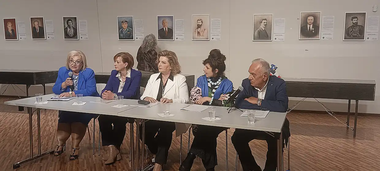 Κοζάνη: Εγκαίνια της έκθεσης "Πορτραίτα της πόλης"του Μιχάλη Καραπαναγιωτίδη (βίντεο & εικόνες) Κοζάνη: Εγκαίνια της έκθεσης “Πορτραίτα της πόλης”του Μιχάλη Καραπαναγιωτίδη