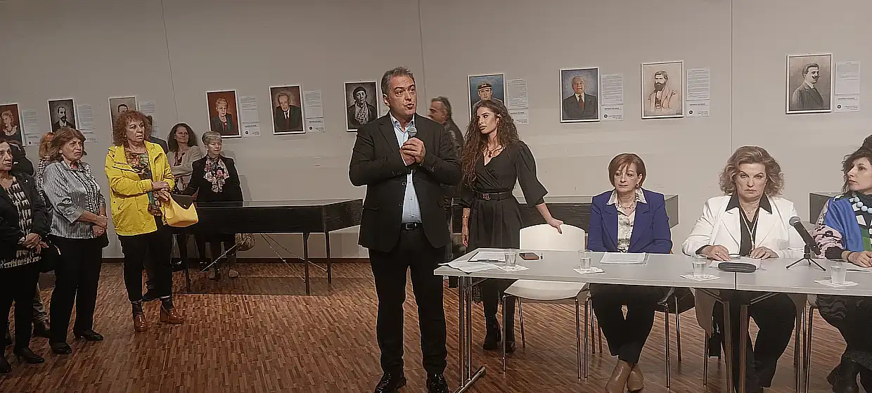 Κοζάνη: Εγκαίνια της έκθεσης "Πορτραίτα της πόλης"του Μιχάλη Καραπαναγιωτίδη (βίντεο & εικόνες) Κοζάνη: Εγκαίνια της έκθεσης “Πορτραίτα της πόλης”του Μιχάλη Καραπαναγιωτίδη