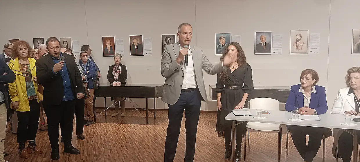 Κοζάνη: Εγκαίνια της έκθεσης "Πορτραίτα της πόλης"του Μιχάλη Καραπαναγιωτίδη (βίντεο & εικόνες) Κοζάνη: Εγκαίνια της έκθεσης “Πορτραίτα της πόλης”του Μιχάλη Καραπαναγιωτίδη