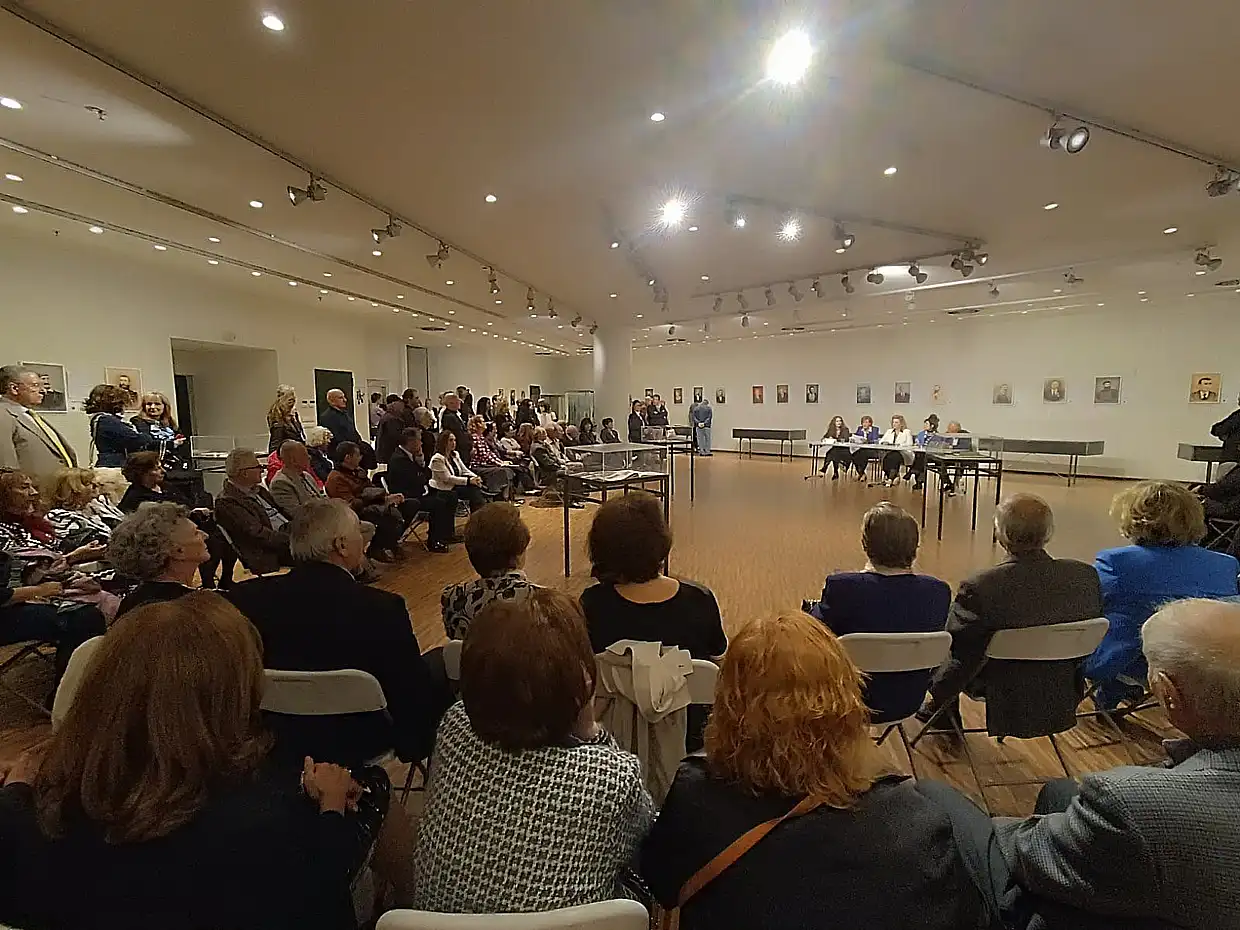 Κοζάνη: Εγκαίνια της έκθεσης "Πορτραίτα της πόλης"του Μιχάλη Καραπαναγιωτίδη (βίντεο & εικόνες) Κοζάνη: Εγκαίνια της έκθεσης “Πορτραίτα της πόλης”του Μιχάλη Καραπαναγιωτίδη