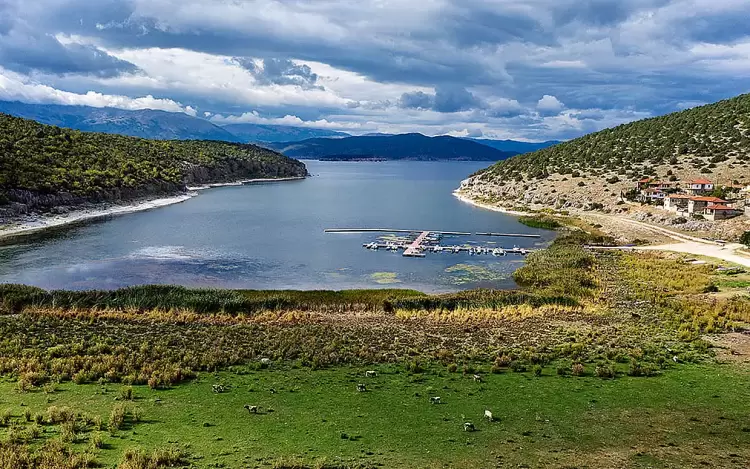 Μεγάλη Πρέσπα: Η λίμνη στερεύει – Αδιέξοδο για ψαράδες και τουρισμό