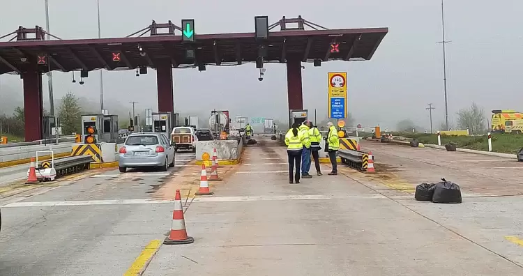 Νέο Τροχαίο Στην Εγνατία: Σύγκρουση ΙΧ με Φορτηγό στα Διόδια Πολυμύλου εν μέσω Πυκνής Ομίχλης