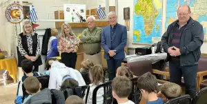 Οι μαθητές του Β' Νηπιαγωγείου, τίμησαν το “ΟΧΙ” μαζί με τα μέλη του Κ.Α.Π.Η. Αμυνταίου Οι μαθητές του Β’ Νηπιαγωγείου, τίμησαν το “ΟΧΙ” μαζί με τα μέλη του Κ.Α.Π.Η. Αμυνταίου