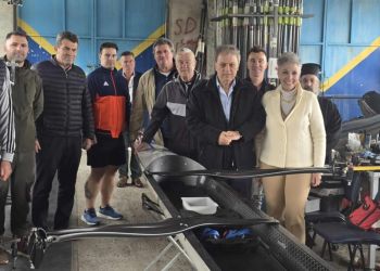 Παραδόθηκε το νέο σύγχρονο κωπηλατικό σκάφος στον Ναυτικό Όμιλο Καστοριάς