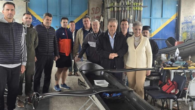 Παραδόθηκε το νέο σύγχρονο κωπηλατικό σκάφος στον Ναυτικό Όμιλο Καστοριάς