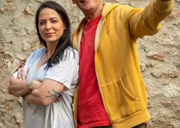 Πτολεμαΐδα: “Μια κωμωδία για όσους έμειναν ποτέ σε Airbnb και υποσχέθηκαν “ποτέ ξανά”… αλλά ξαναέκαναν κράτηση.“