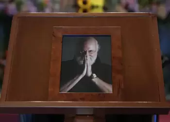 Σε λαϊκό προσκύνημα η σορός του Διονύση Σαββόπουλου στη Μητρόπολη Αθηνών