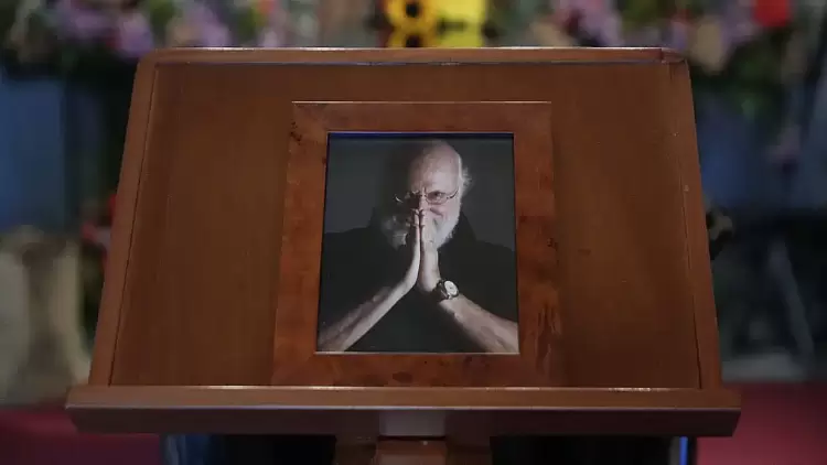 Σε λαϊκό προσκύνημα η σορός του Διονύση Σαββόπουλου στη Μητρόπολη Αθηνών Σε λαϊκό προσκύνημα η σορός του Διονύση Σαββόπουλου στη Μητρόπολη Αθηνών