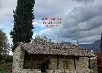 Από το μικρό, ιστορικό Εξωκλήσι του στην είσοδο του Βελβεντού, μας κατευοδώνει και μας υποδέχεται ο Άγιος Μηνάς