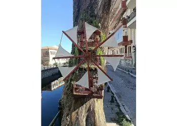 Ένα ακόμα έργο του καλλιτέχνη Γιώργου Παρίση τοποθετήθηκε σε κορμό “νεκρού” δέντρου στην πόλη της Φλώρινας