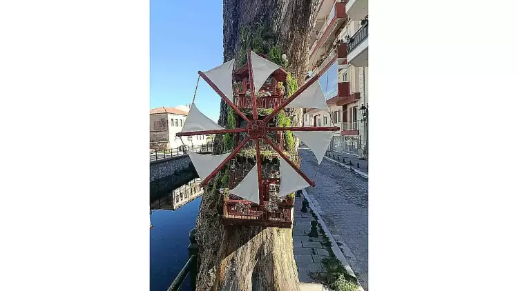 Ένα ακόμα έργο του καλλιτέχνη Γιώργου Παρίση τοποθετήθηκε σε κορμό “νεκρού” δέντρου στην πόλη της Φλώρινας