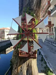 Ένα ακόμα έργο του καλλιτέχνη Γιώργου Παρίση τοποθετήθηκε σε κορμό “νεκρού” δέντρου στην πόλη της Φλώρινας