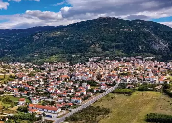 Έντονη διαμαρτυρία από τον δήμο Σερβίων για το κλείσιμο των ΕΛΤΑ: «Δεν θα γίνουμε πόλη φάντασμα»