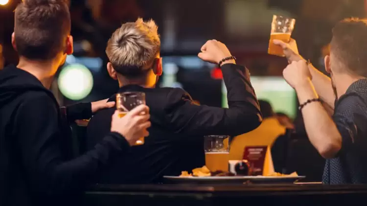 Έξαρση αλκοόλ στους ανηλίκους – Ανησυχητικά στοιχεία, κίνδυνοι και νέα μέτρα προστασίας