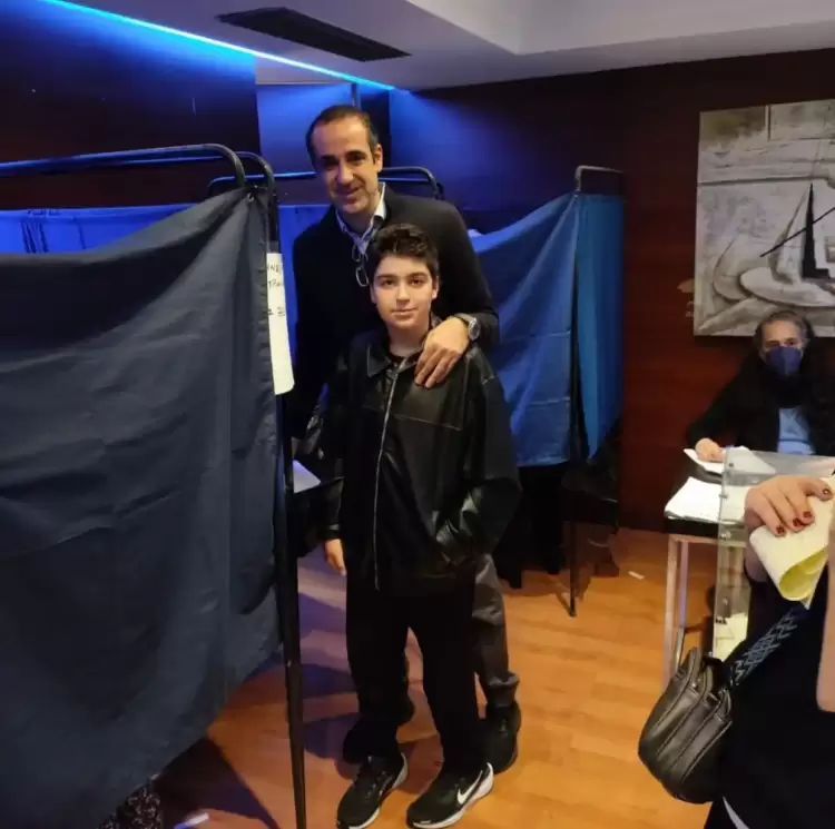 Ο Γρηγόρης Δημητριάδης ψήφισε στις εσωκομματικές εκλογές της ΝΔ μαζί με τον γιο του