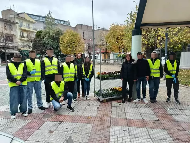 Με την εθελοντική συμμετοχή μαθητών και εκπαιδευτικών του 1ου Εργαστηριακού Κέντρου συνεχίστηκαν οι ανθοφυτεύσεις στη Φλώρινα Με την εθελοντική συμμετοχή μαθητών και εκπαιδευτικών του 1ου Εργαστηριακού Κέντρου συνεχίστηκαν οι ανθοφυτεύσεις στη Φλώρινα