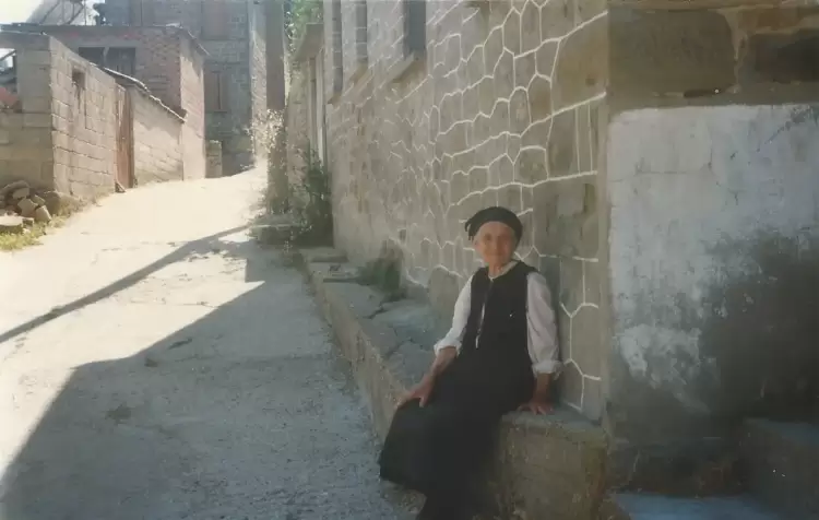 Μια γριά από χωριό του Βοιου Κοζάνης