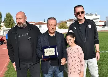 Μια τιμή από καρδιάς – Η Κοζάνη υποκλίνεται στον Σάκη Σίμπο» Μια τιμή από καρδιάς – Η Κοζάνη υποκλίνεται στον Σάκη Σίμπο»