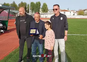 Οικογένεια Σάκη Σίμπου : Ομάδα που τιμά και σέβεται το παρελθόν της έχει σίγουρα παρόν και μέλλον Οικογένεια Σάκη Σίμπου : Ομάδα που τιμά και σέβεται το παρελθόν της έχει σίγουρα παρόν και μέλλον. Κοζάνη σ’ ευχαριστούμε