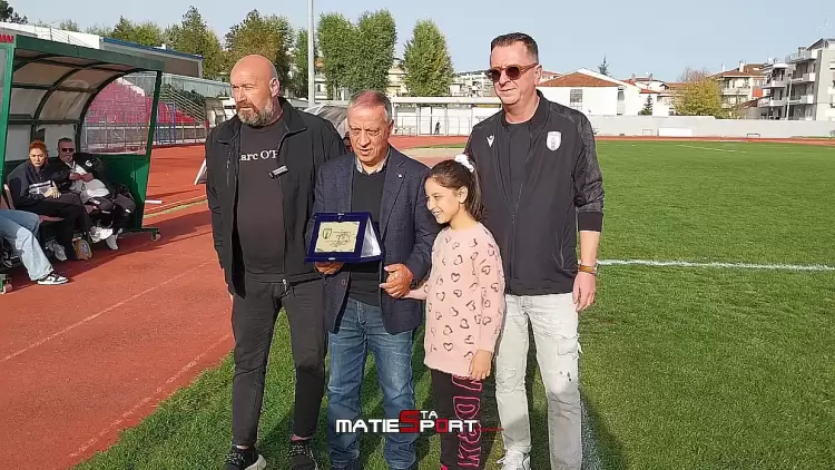 Οικογένεια Σάκη Σίμπου : Ομάδα που τιμά και σέβεται το παρελθόν της έχει σίγουρα παρόν και μέλλον Οικογένεια Σάκη Σίμπου : Ομάδα που τιμά και σέβεται το παρελθόν της έχει σίγουρα παρόν και μέλλον. Κοζάνη σ’ ευχαριστούμε