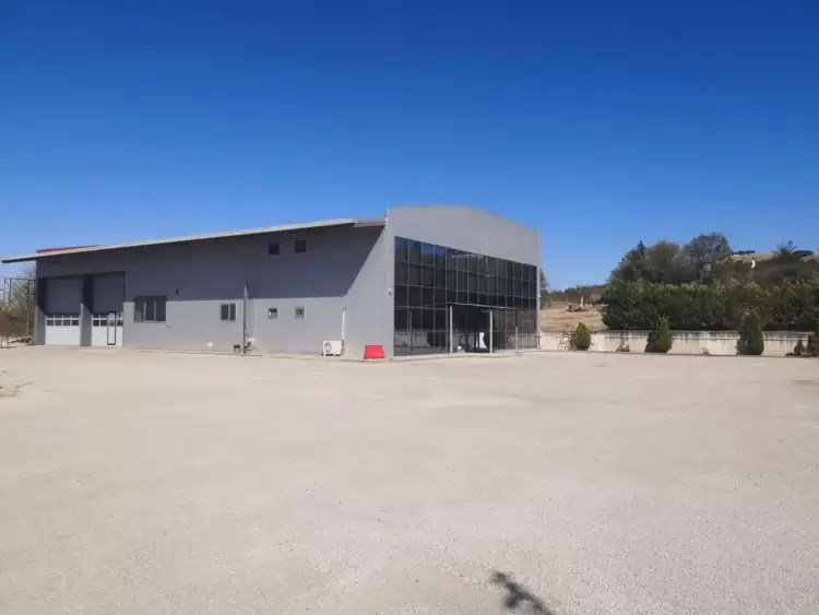 Πωλείται κτίριο 700τ.μ. σε οικόπεδο εμβαδού 7716τ.μ στο 3ο χλμ Κοζάνης – Πτολεμαΐδας