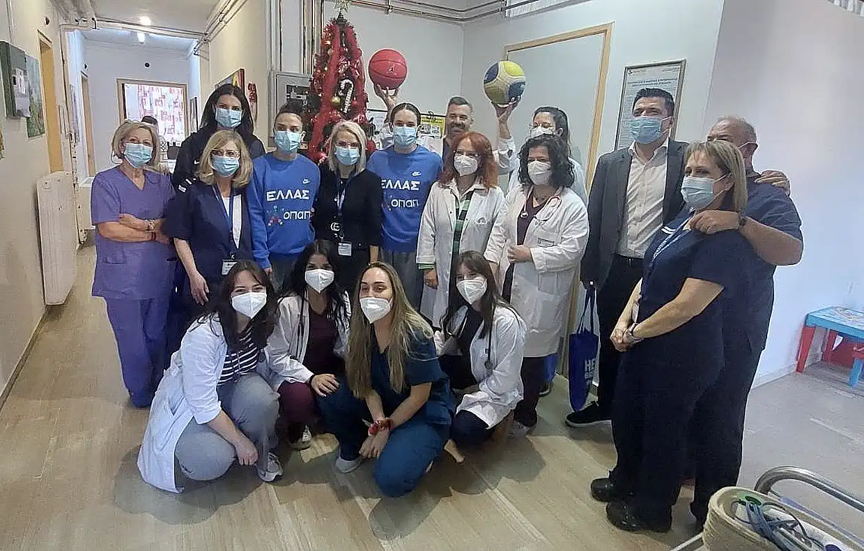 Τα κορίτσια της Εθνικής στην Παιδιατρική Κλινική του Γενικού Νοσοκομείου Κοζάνης Τα κορίτσια της Εθνικής στην Παιδιατρική Κλινική του Γενικού Νοσοκομείου Κοζάνης